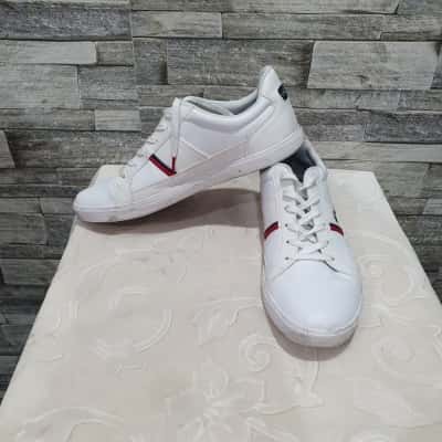 Lacoste Mens  Size 10 Sneakers Black  / Red / White 