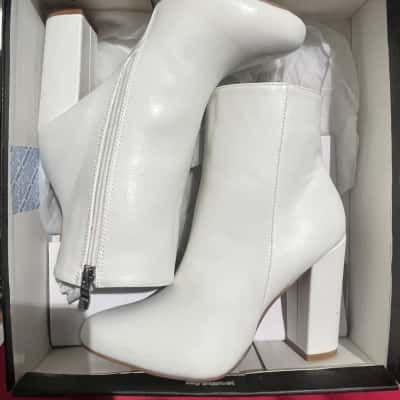 Pretty Little Thing Women's Size 5 Boots - White 