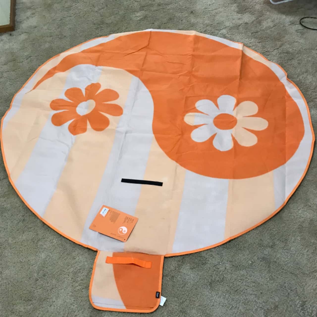 Shape Rug Typo BNWT Typo Shaped Picnic Rug 180 cm x 180 cm Orange Ying Yang RRP $25.99(s)