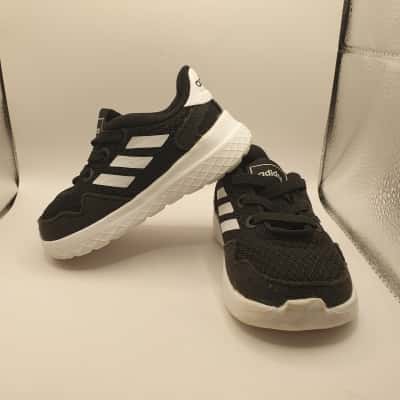 Adidas Kids  Size 6.5 Black  / White 