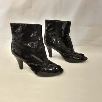 Mollini Womens  Size 39 Black  Vintage Style Heeled Ankle Boot Features A Peep Toe Overlapping Strap Detail Over The Toe Box & Side Zipper 