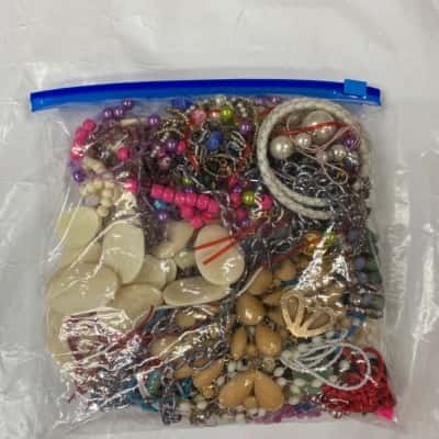 1kg bag of Costume Jewellery/beading for crafting (C)
