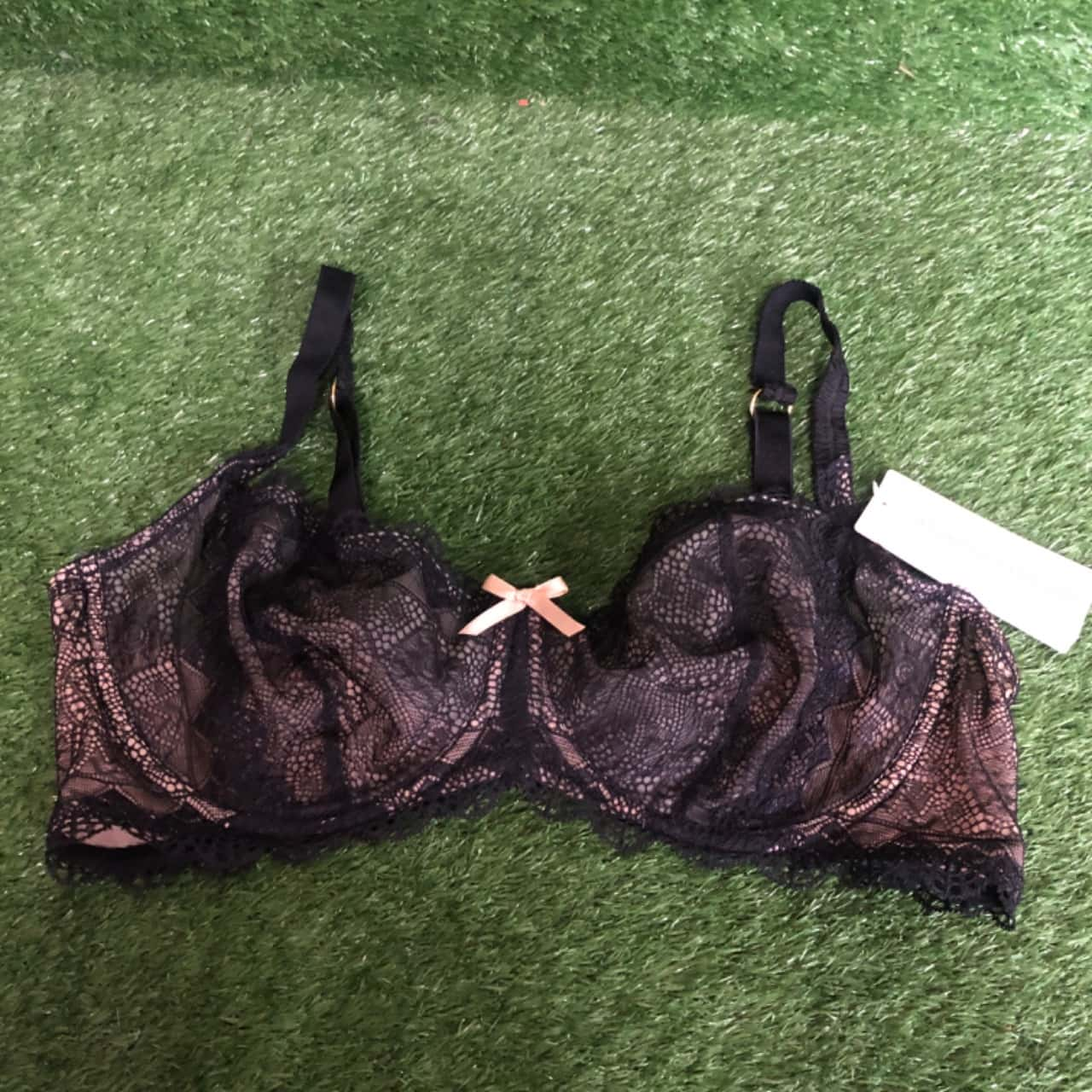 Elle MacPherson Intimates Coranto Black Lace Bra 16DD(s)