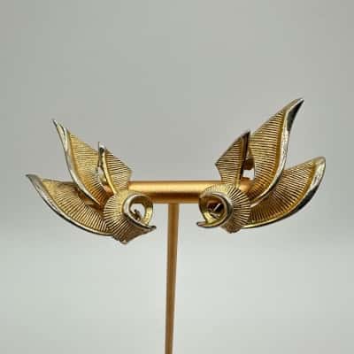 Vintage BRACS Golden Tone Clip Earrings Stamped 495