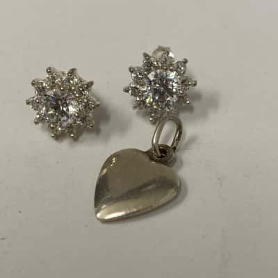 Flower shaped stud earrings and heart pendant