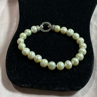 FRESHWATER PEARLS AND SILVER BRACELET 