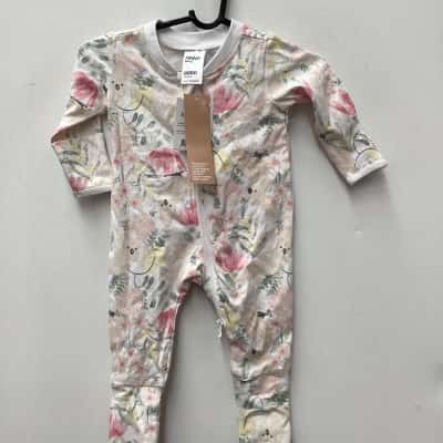  Kids  Size 0000 Playsuit Floral / White and sleeping bag 