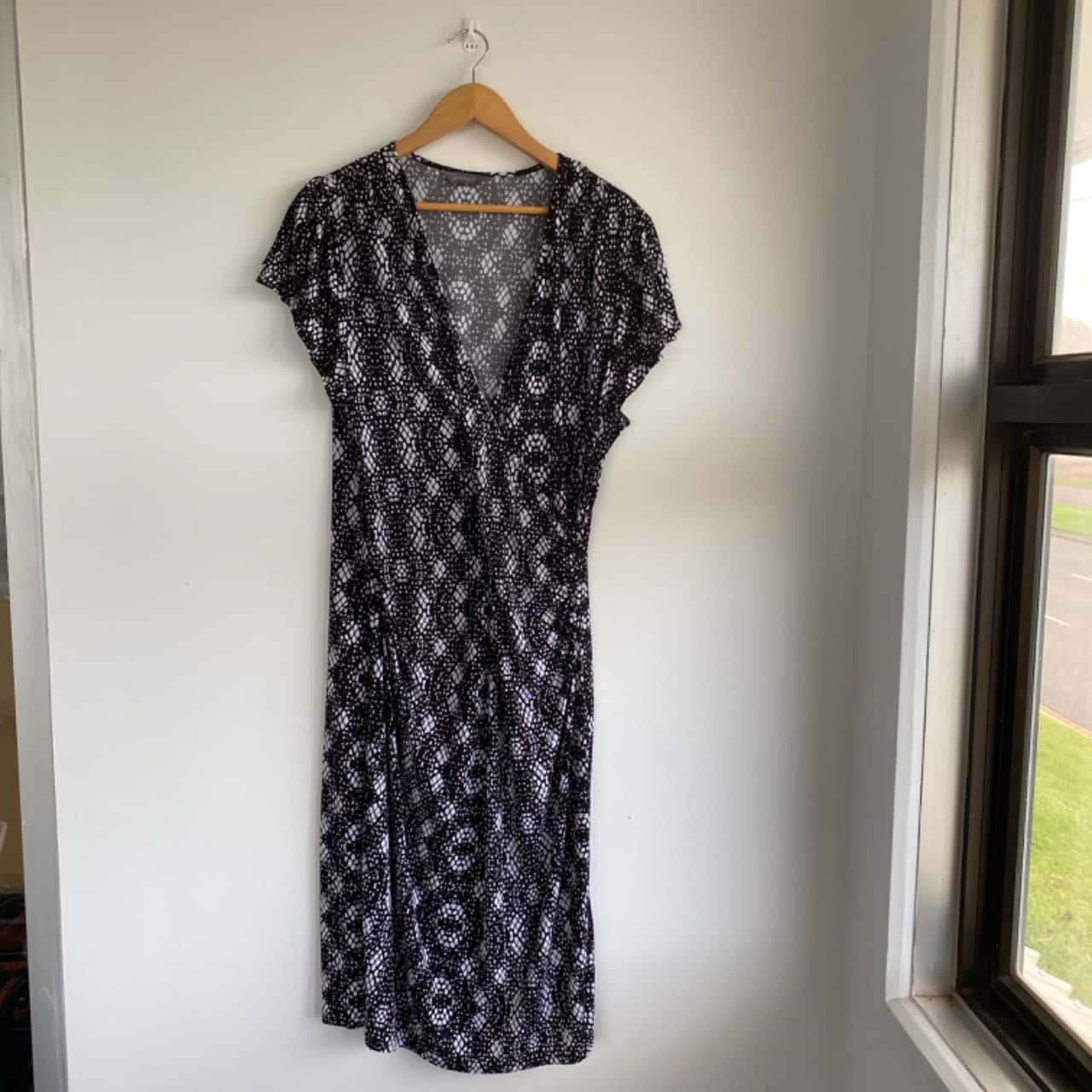 JacquiE Faux Wrap Midi Dress With Side Gather Black White Size 12 / L(s)