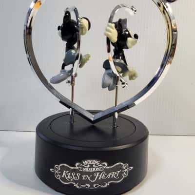 vintage Toybox "Moving Motion" Mickey and Minnie "Kiss in Heart" collectible