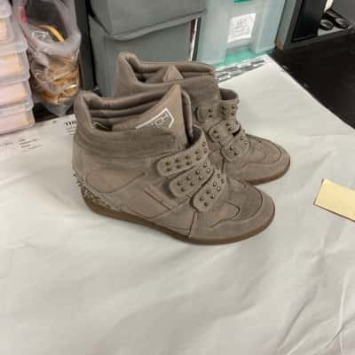 Women’s Skechers Beige / Brown size 5