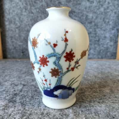 Japanese Fukagawa Arita Porcelain Flower Vase. 13 cm tall. No chips or cracks.