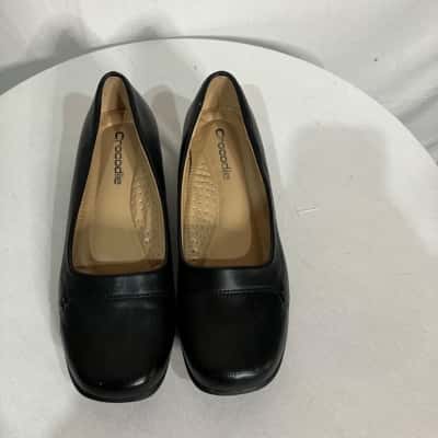 Crocodile  Womens  Size 6 shoes