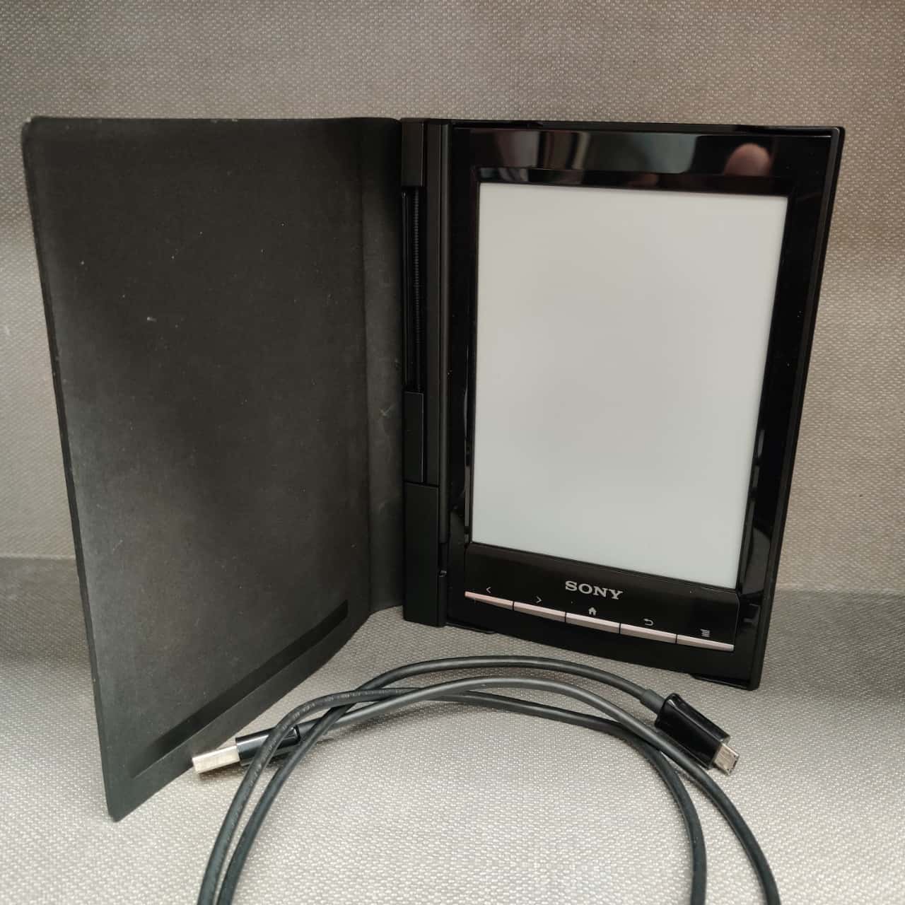 Sony Digital Book Reader PRST1 with Cover and Built In Light(s)