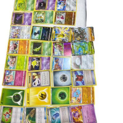 30 Pokémon Cards 