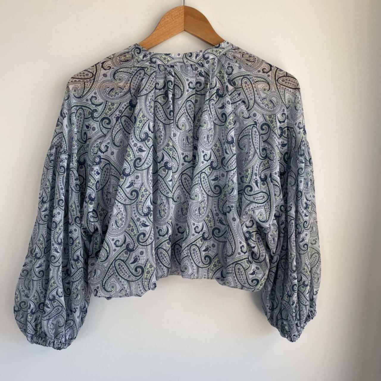 BNWT Sportsgirl Long Sleeve Crop Top Blue Paisley Size 6 / XS (s)