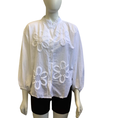 By Coco Womens  Size L Fluffy Floral Patch Top White
