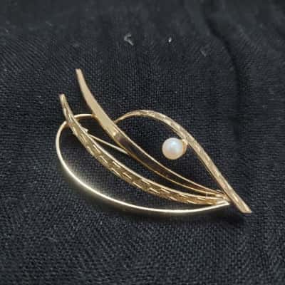 Ladies Golden Brooch with Pearl