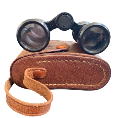 Opera binoculars made in Japan, with leather case. 