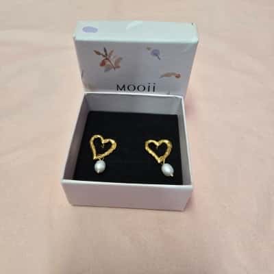 Mooii Gold Tone / Pearl Earrings