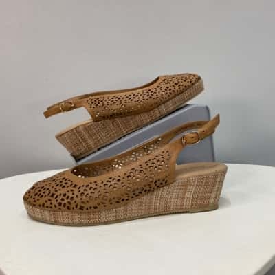 BNWOT Django & Juliette  Womens  Size 12 / 43 Wedged Sandals Brown 