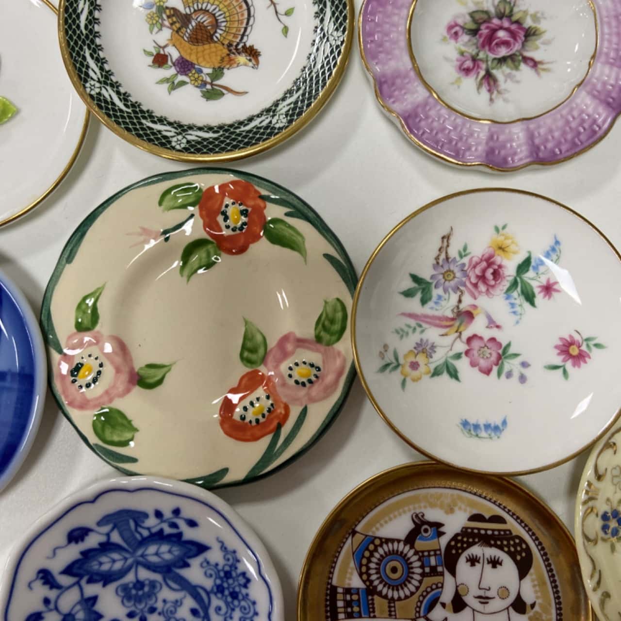 24 miniature plates of the worlds great porcelain houses(s)
