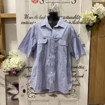 RB Sellars Brand! NWOT THE PERFECT EVERYDAY CASUAL STRIPED BUTTON UP SHORT SLEEVE SHIRT! Mens  Size XL Short Sleeve Shirt Blue / Striped / White 