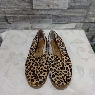  Women's Sabah  Size 40 Flats Animal print 