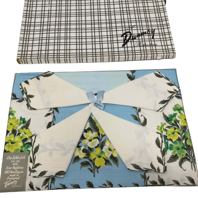 Vintage Dunmoy Tablecloth & 4 Napkins