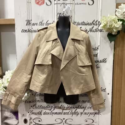 Decjuba Brand! NWOT THE PERFECT SUMMER JACKET! Womens  Size 12 Cropped Jacket / Open Jacket Beige 