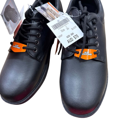 Everflex Kids  Size 7 Slip resistant shoes 
