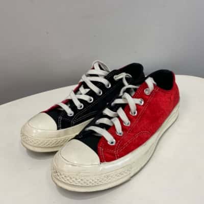 Converse Mens Size 7 / Women’s Size 9 Suede feel Sneakers Black  / Red 