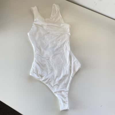 Dazie White Stand Out Cross Back Bodysuit Size 6 