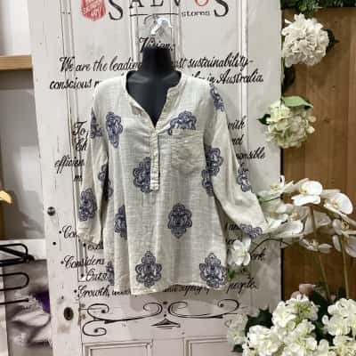 BOTTEGA MODA BRAND!  Womens  Size 10 3/4 Sleeve Top Beige / Navy Blue / Pattern! MADE WITH 100% COTTON! LIGHTWEIGHT PERFECT FOR THOSE WARMER DAYS! SLEEVES CAN BE BUTTONED UP! GREAT ADDITION! HAS A PAISLEY PATTERN AND SEQUIN POCKET! 