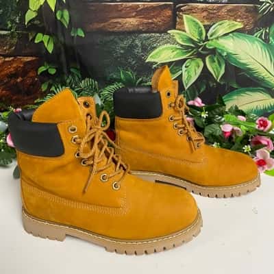 Womens Ugg leather and wool lining Size 6 boots