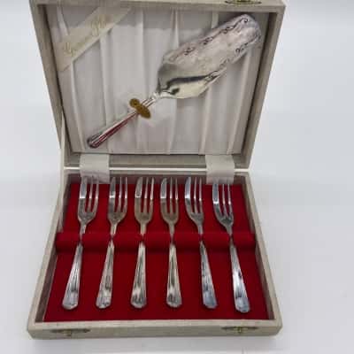 Grosvenor Plate Cake forks and server 'Delphic' [B#13]