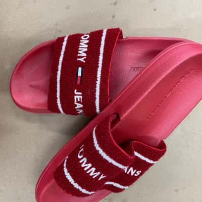 Tommy Hilfiger Mens  Size 39 / 40 Slides Red 