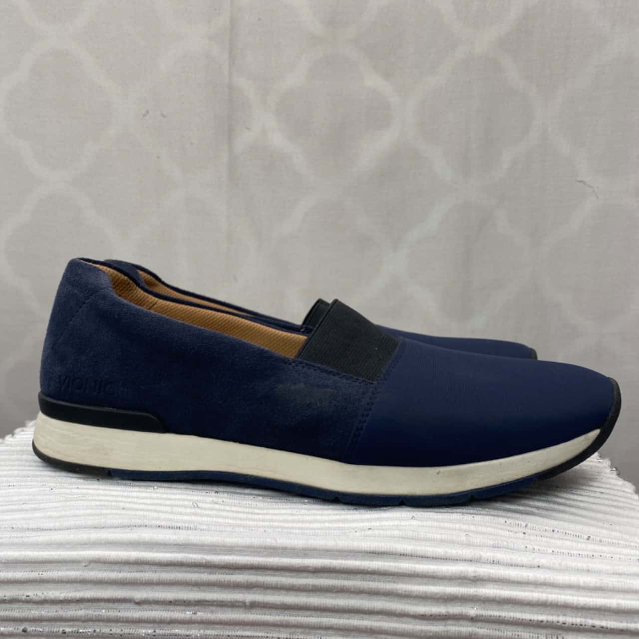 vionic navy shoes