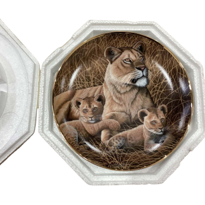 Franklin Mint - African Lioness & Cubs Decorative Plate By Micheal Matherly 