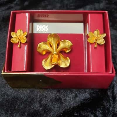 RISIS Singapore Orchid Jewellery Gift Set. Brooch/pendant and Stud Earrings. 