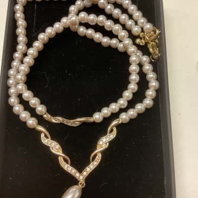 Avon  Bracelet / Necklace Gold / Pearl tones 