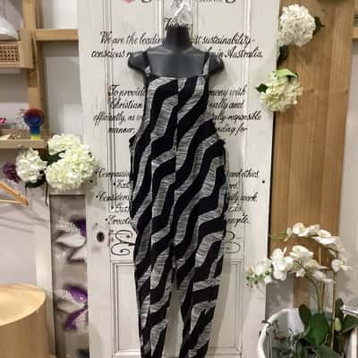 ITAMIDIVISION BRAND! THE PERFECT BEACH SIDE JUMPSUIT! Womens  Size 2 Jumpsuit / Sleeveless Jumpsuit Black  / Pattern / White 