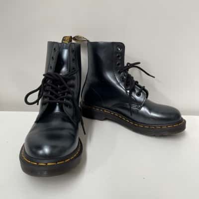 Dr Martens Womens Size 38 ups Boots Black 