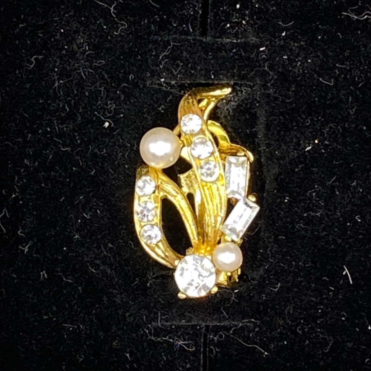 2x Vintage style clip on earrings