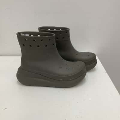 Crocs Unisex   WSize 8  MSize 6   Boots Khaki 