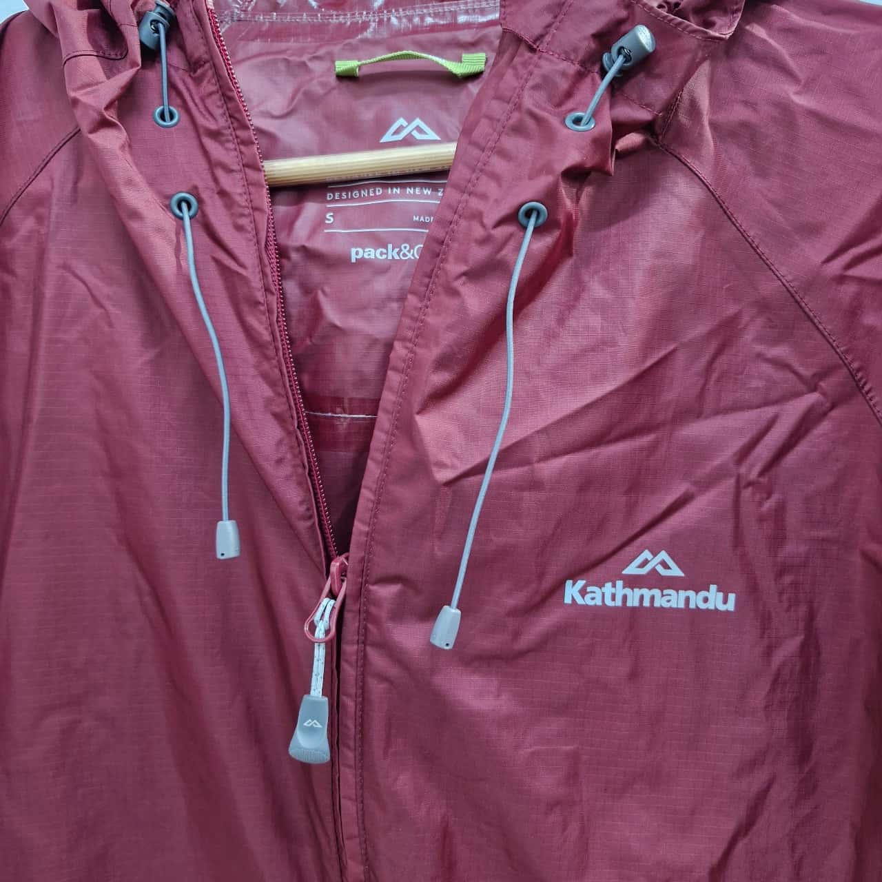 Kathmandu Womens Size S Front Zipper / Raincoat Maroon (s)