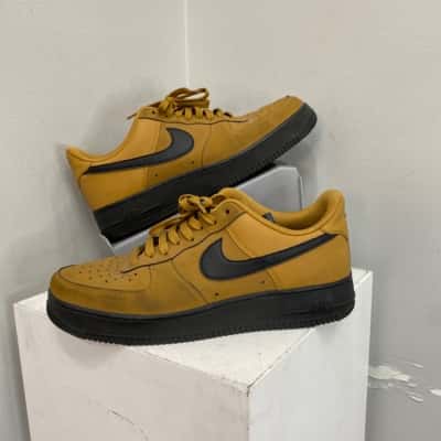 Nike Air Mens Sneakers Size 10 Black  / Mustard 
