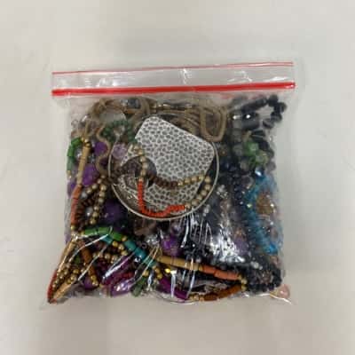1kg of mixed / broken costume jewellery 