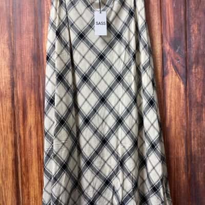 Sass  Size 18 Maxi Skirt Beige / Black  new 