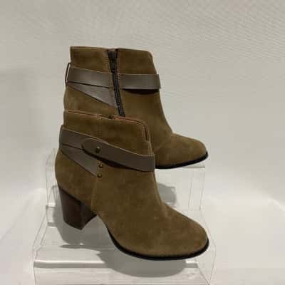 Women's URBAN SOUL Boots Size 36  Brown 