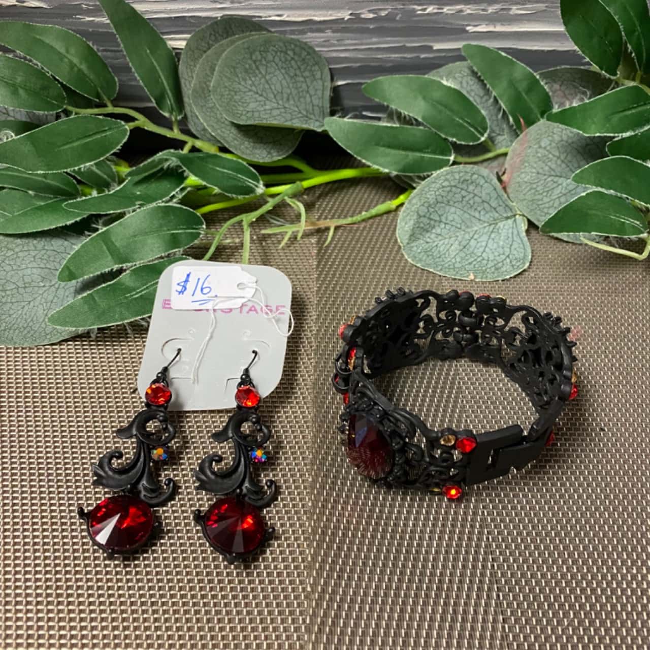 Set of earrings and bracelet (s)